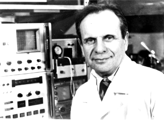 Prof. P.G. Kostyuk (1924-2010) in the lab at the beginning of 1980s