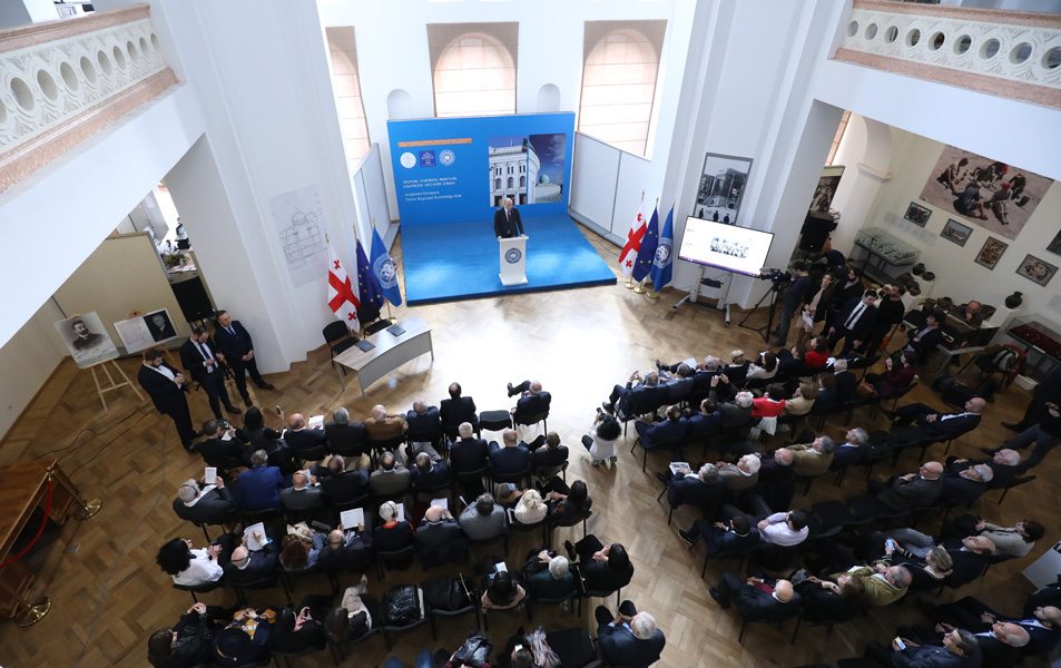 Prime Minister, Mr. Mamuka Bakhtadze addressing the AE Board members, delegation, representatives of Georgian authorities, Academia, the diplomatic corps and the whole audience during welcome speech on the AE Tbilisi Knowledge Hub opening ceremony at TSU